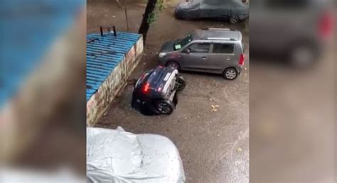 Carro Completamente Engolido Por Buraco Em Estacionamento Veja O