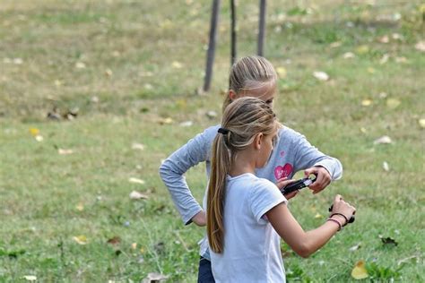 Gratis bilde blonde hår vennskap jenter pen jente søstre fellesskap leker gresset natur