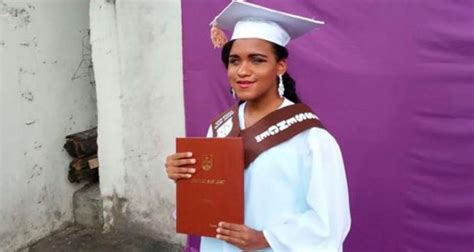 Estudiante no vidente se gradúa con altos honores en colegio en Azua