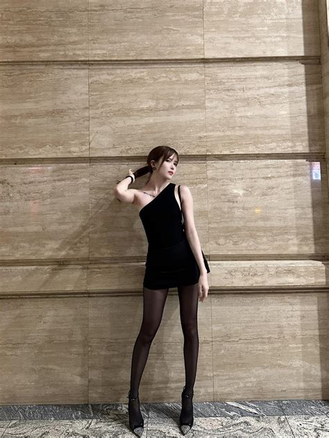 Sao Việt 25 9 MC Thanh Thanh Huyền sexy lái xe Lệ Quyên diện bikini đỏ rực