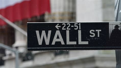 Wall Street comienza la semana en números mixtos con una caída de