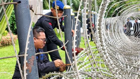 Pagar Kawat Berduri Dipasang Jelang Demo Perppu Ciptaker Di Dpr