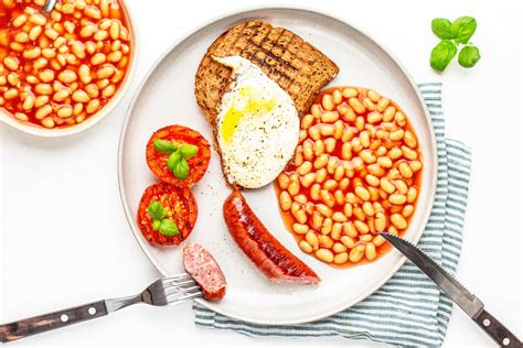 English Breakfast Med Pølser Baked Beans Spejlæg Og Tomat