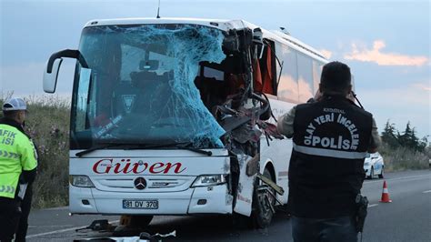 Denizli de TIR ile yolcu otobüsü kafa kafaya çarpıştı Ölüler ve