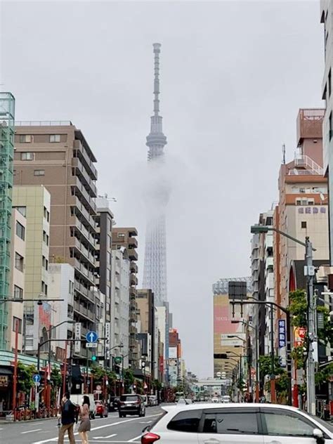 今日の浅草。 雷門通りから見たスカイツリーです。 雲がちょうど展望付近にかかって Kaminari5656