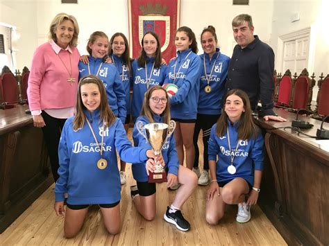 La Alcaldesa Recibe Al Equipo De Voleibol Campeón De La Rioja