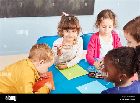 Niños En Kinder Dibujando Fotografías E Imágenes De Alta Resolución Alamy