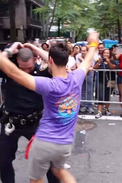 Policial de Nova Iorque é filmado dançando durante da Parada Gay