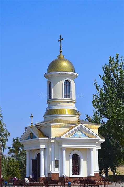 Templo Cristiano Sobre El Fondo De Un Cielo Azul Claro Fe En Dios