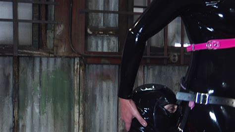 Hot Mistress Uses Strapon To Fuck A Boy In Latex Photos