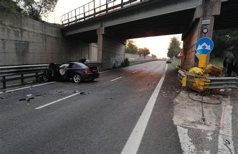 Pontina Auto Sbanda E Si Schianta Contro Il Guard Rail Feriti 4