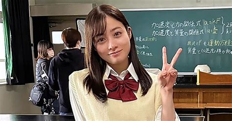 「最強すぎます」「かわいすぎるよぉぉぉ」 橋本環奈、“奇跡の制服姿”でファンを次々ノックアウト（1 2 ページ） ねとらぼ