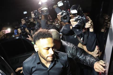 Neymar declara en la Policía en el caso por violación y agradece el