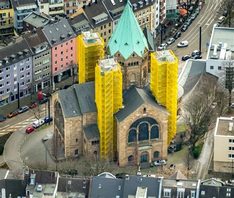 Düsseldorf aus der Vogelperspektive Gelbe Fassaden Einrüstung für