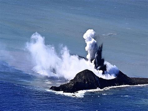 硫黄島沖の新島、数分おきに爆発 活動が続けば島は長く残る可能性 2023年11月17日掲載 ライブドアニュース