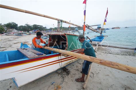 Perbaiki Kapal Nelayan Ujung Genteng Antara Foto