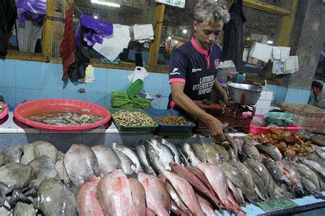 Cuaca Buruk Membuat Pedagang Ikan Segar Kekurangan Pasokan