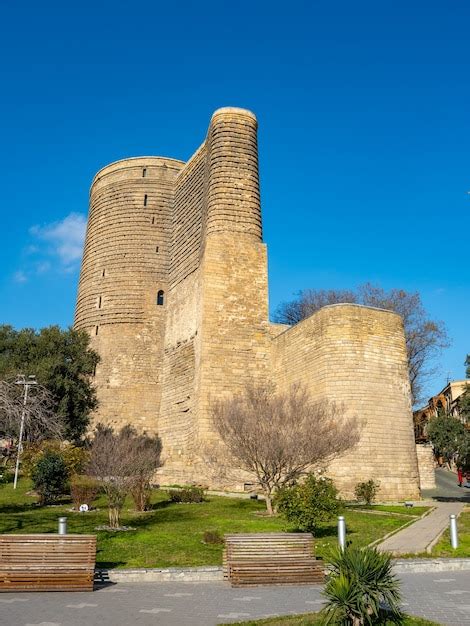 La torre de la doncella en bakú fue construida en el siglo xii Foto