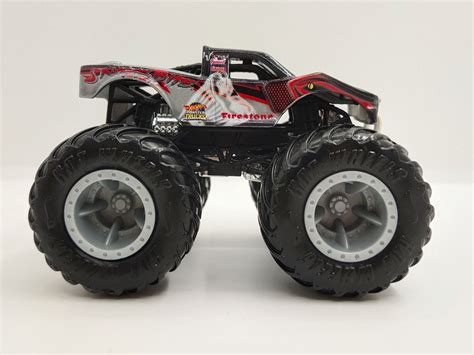 Hot Wheels 1:64 Die-Cast Black/Red SNAKE BITE Toy – Bigfoot 4X4