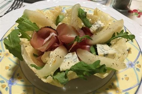 Pere Al Vino Con Gorgonzola E Speck In Cialda Di Parmigiano