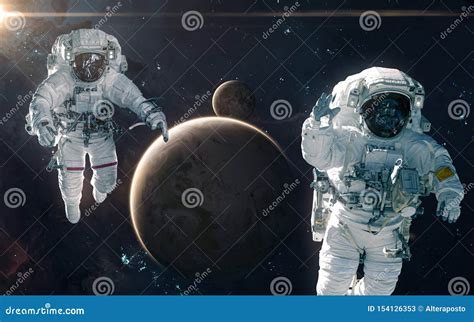 Dos Astronautas En El Fondo De La Tierra Y De La Luna Sistema Solar