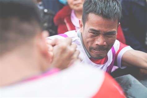 Chiêm ngưỡng những màn tranh tài gay cấn trong hội thi vật tay