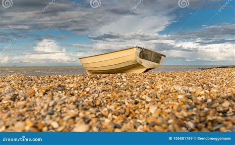 Barco En Un Pebble Beach Imagen De Archivo Imagen De Viento 106881769