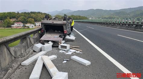 面包车违规拖石材，高速爆胎失控侧翻 法眼 新湖南