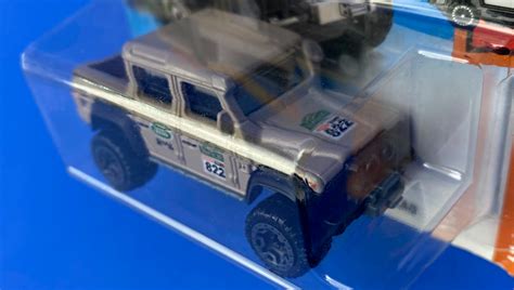 Машинка Базова Hot Wheels Land Rover Defender Double Cab Hot Trucks FJV Tan купити