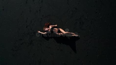 Vista AÃrea De Una Bella Mujer Sensual En Bikini Posando En La Playa