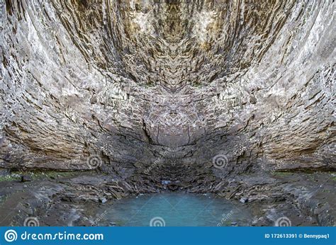 Muro De Piedra En Una Cueva Con Agua Azul Imagen De Archivo Imagen De