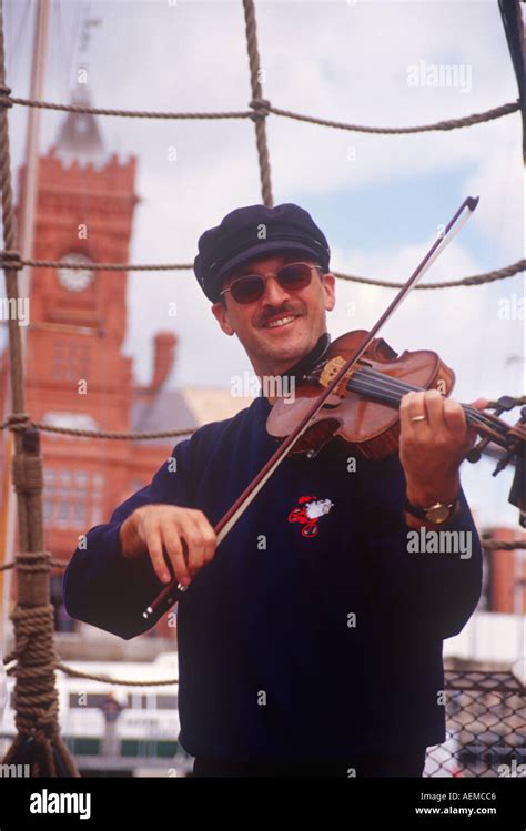 Sea shanty singers hi-res stock photography and images - Alamy