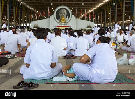 People Pray At Buddhist Temple Stock Photo Alamy