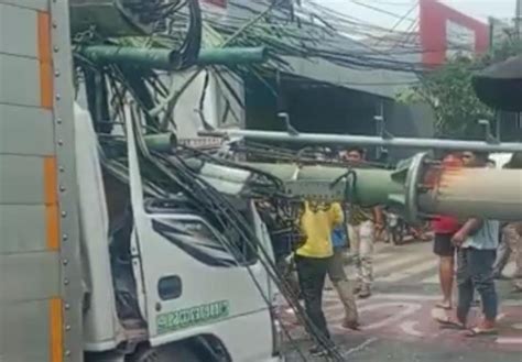 Penampakan Kecelakaan Maut Truk Tabrak Tiang Tewaskan 10 Orang Di Bekasi