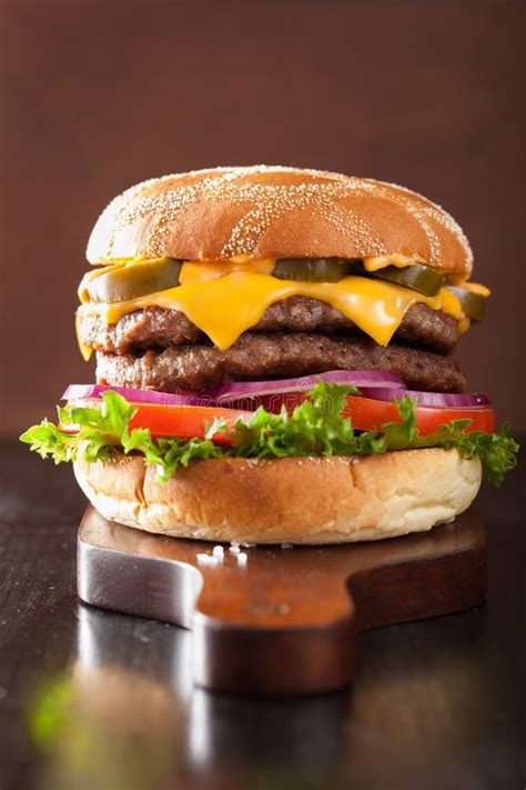 Hamburguer Dobro Do Queijo Com A Cebola Do Tomate Do Jalapeno Foto De