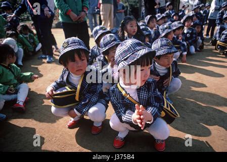 La Scuola Dei Bambini In Identiche Uniformi Scolastiche Visitando Il