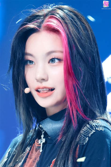 Itzy 있지 Loco 인기가요 Inkigayo 20211010 Cheveux Teints Cheveux Coiffure