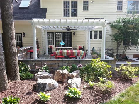 Outdoor Kitchen And Pergola With A Bluestone Patio Classique