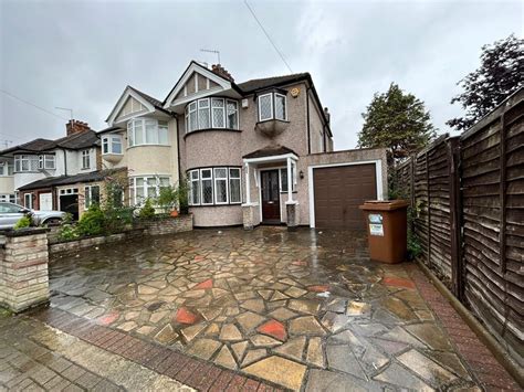 Beaulieu Drive Pinner Ha5 3 Bed Semi Detached House £2 600 Pcm £600 Pw