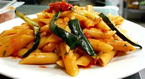 A Penne Rigate In Salsa Aurora Con Salmone Affumicato E Zucchine