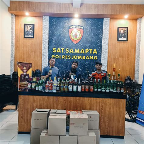 Polisi Amankan Seorang Pemuda Dan Ratusan Botol Miras Dari Berbagai