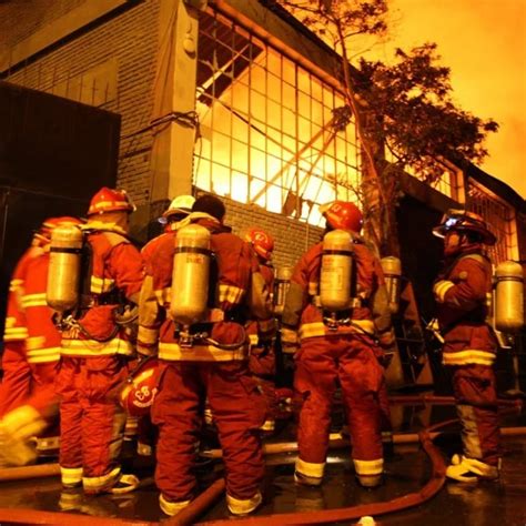 La Victoria Incendio De Gran Proporción Dejó Como Saldo Dos Vehículos Calcinados En Taller