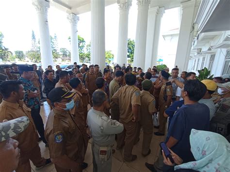 Ratusan Kepala Desa Kepahiang Duduki Kantor Bupati Ini Penyebabnya