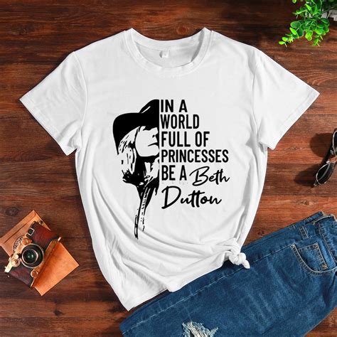 Loygkgas Women In A World Full Of Princesses Be A Beth Dutton T Shirt