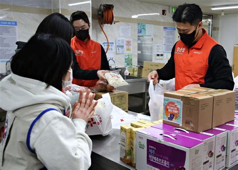 Kgc인삼공사 대한적십자사 서울지사 설맞이 어르신 효도 물품 전달