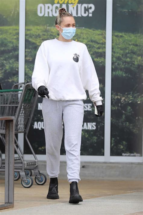 Miley Cyrus in a Surgical Face Mask Leaves Erewhon Market in Calabasas 04/08/2020 – celebsla.com