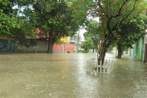 Revoltados Alagamentos Moradores De Austin Rj Invadem Linha De