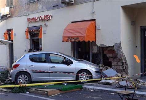 Paura A Roma Brutto Incidente Tra Due Auto Una Finisce Contro I