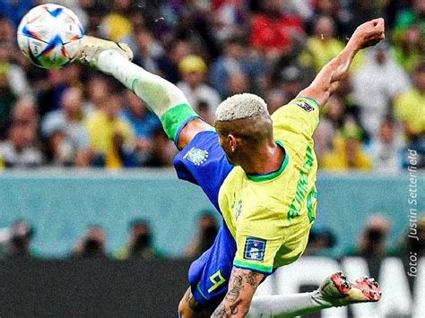 Richarlison decide golaço e Brasil vence na estreia da Copa do