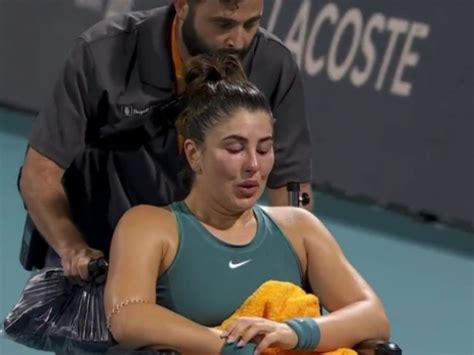 Hot girl tennis bị chấn thương đáng sợ khóc nức nở rời Miami Masters